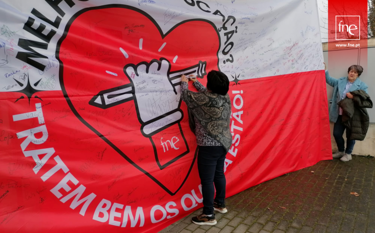 Bandeira "Melhorar a Educação? Tratem bem os que cá estão!" percorre escolas do país até 20 de abril