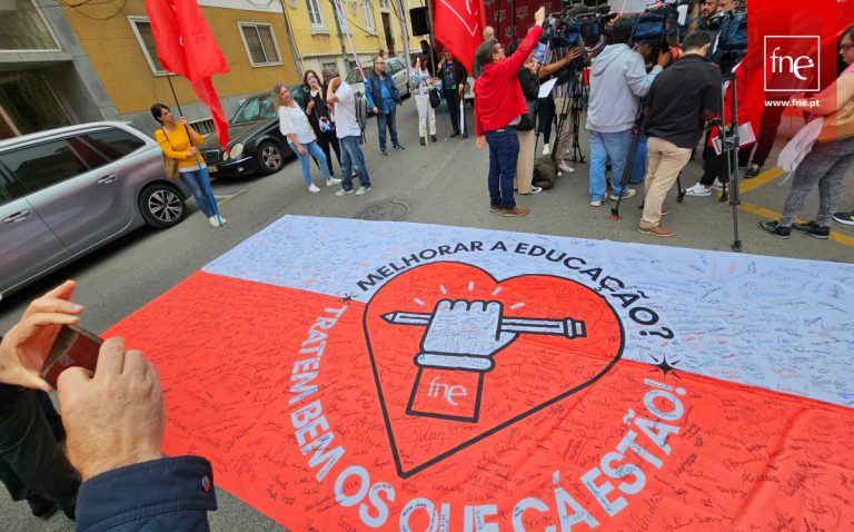 FNE entregou bandeiras pela educação ao Primeiro-Ministro